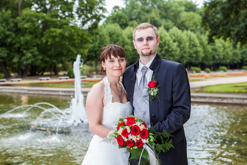Hochzeitsfoto mit Brautpaar am Brunnen