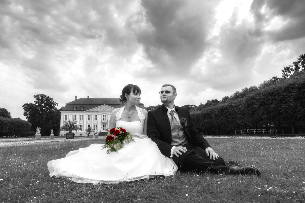 Hochzeitsfoto mit Brautpaar vor Schloss